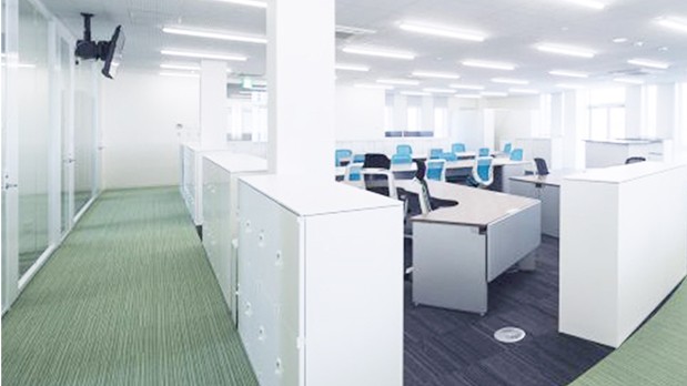 社内を映した写真。執務室や会議室、ロッカーなどがある。