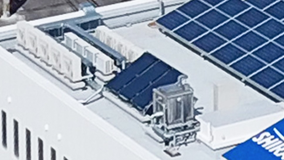 社屋を上から見た写真。ソーラーパネルが設置されている。