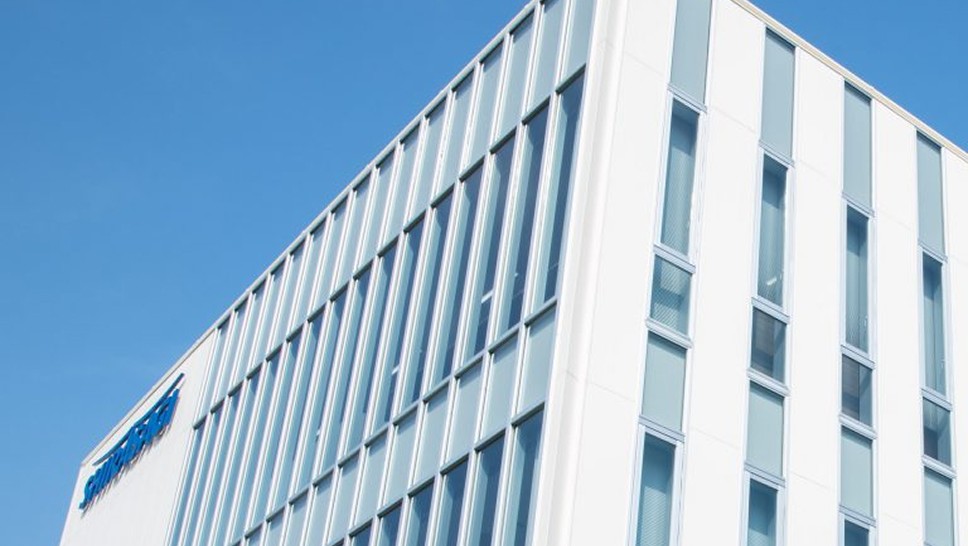 社屋のガラスの写真。