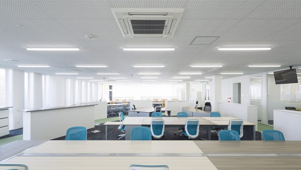 LED照明によって明るく照らされている執務室の写真。