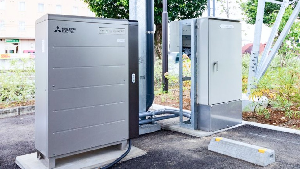 電気自動車用のパワーコンディショナの写真。駐車場の横に設置されている。