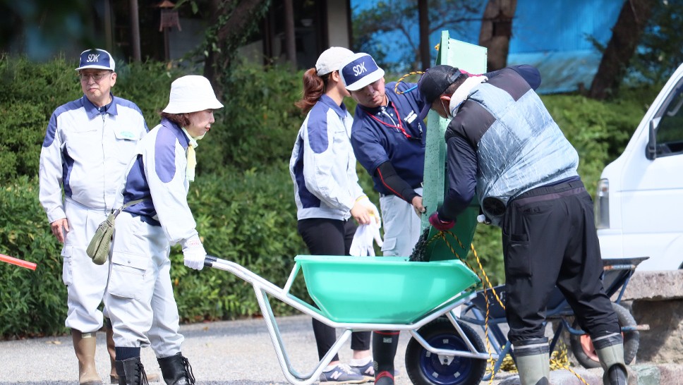 写真：水前寺公園で清掃ボランティアが作業をしている様子