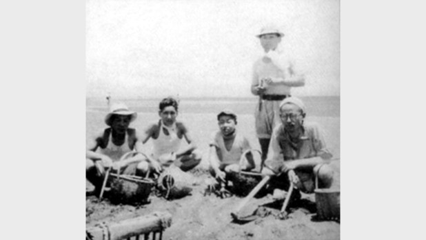 昭和24年6月20日長浜海岸潮干狩り（左より渡辺・秋田・山本・米沢・会長）