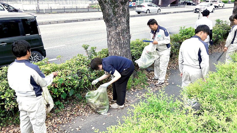写真：社員の皆さんは社屋周辺ごみ拾っている