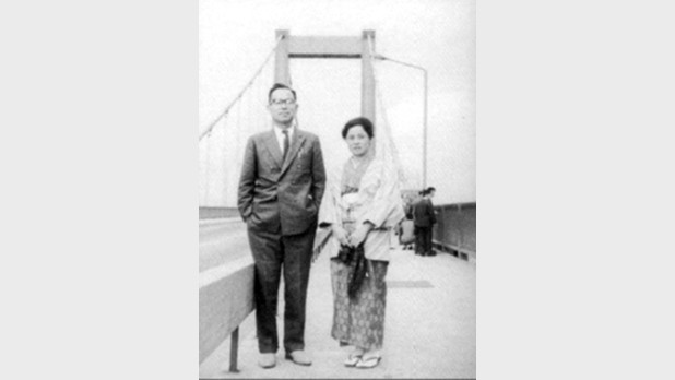 社員旅行（若戸大橋）での沼田会長ご夫妻