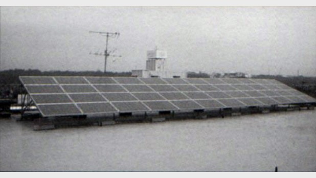 平成15年10月 本社屋上に太陽光発電パネル設置