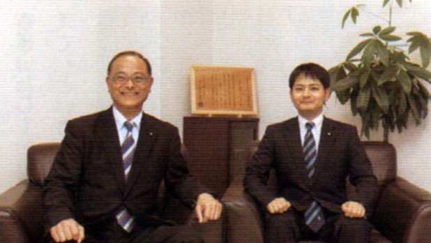 沼田吉輝会長と沼田幸広社長が並んで笑顔で座っている写真