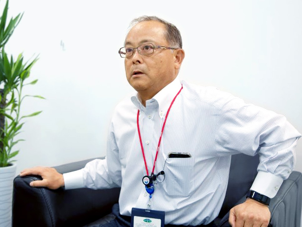 写真：沼田会長が過去を思い返しながら答えている