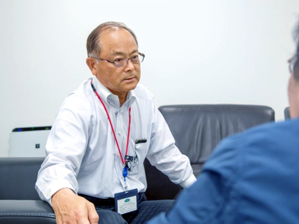 写真：沼田会長は質問に耳を傾けている