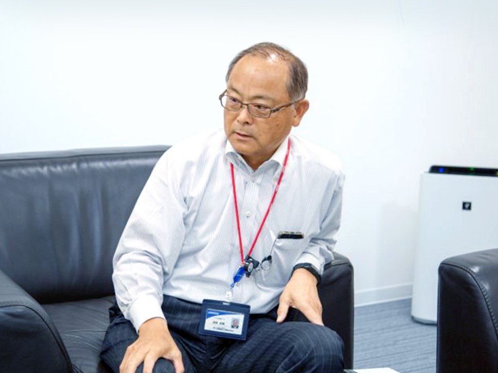 沼田会長は前の経験を振り返りながら、真剣に答えている