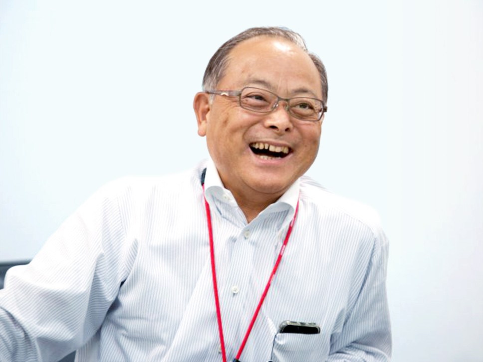 写真：沼田会長はインタビューの終わりに笑っている