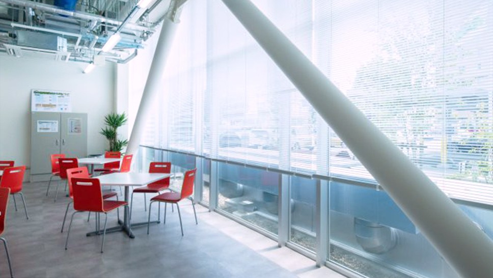 オフィスの窓側に耐震材の柱が設置されている画像。