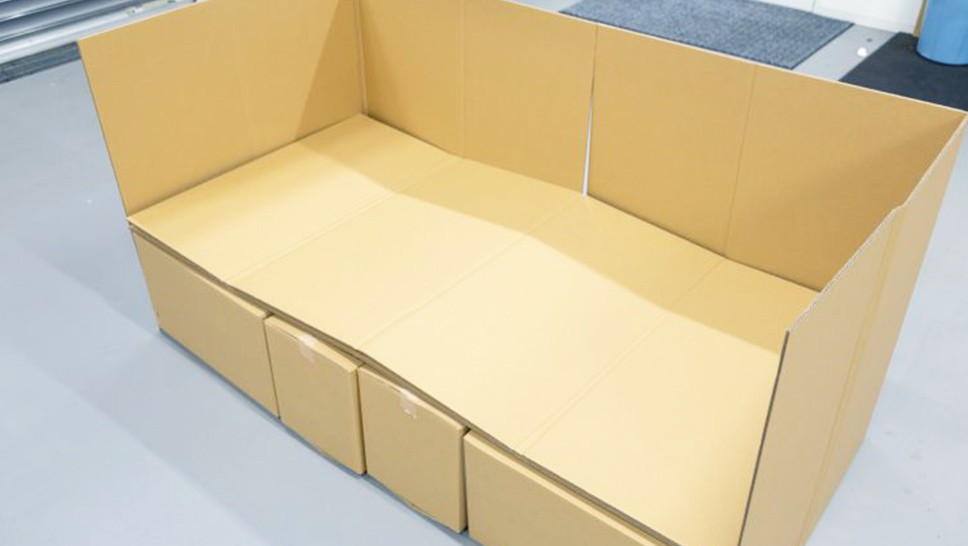 ダンボールのような素材で作られた災害用簡易ベッドの画像。