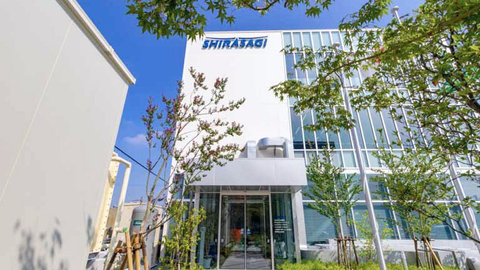 エントランスの画像。木が植えてあり緑豊かな空間が作られている。