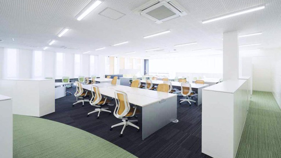 執務室の写真。机と椅子が並んでいる。