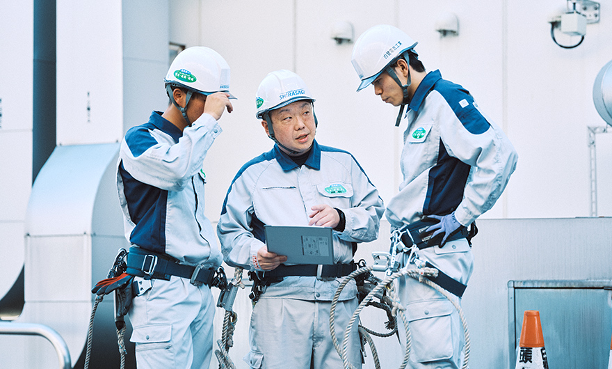 写真:社員たちは発電所や通信施設の復旧に全力を尽くしている