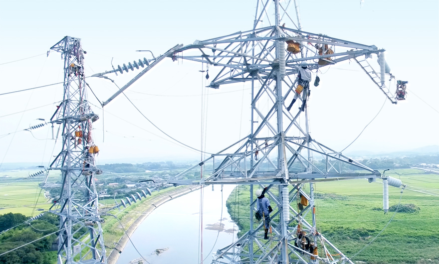 写真:写真:送電インフラを守る電気の専門家による高所点検