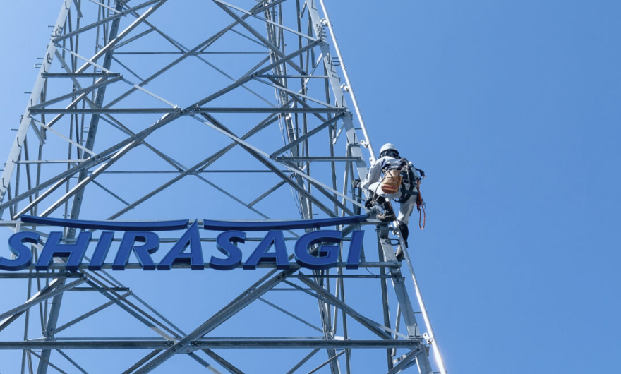 写真:COHSMS認定の安全体制の下、高所作業を行うエンジニア