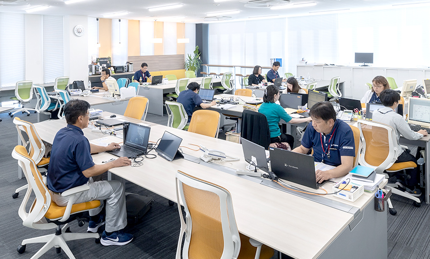 写真:明るく開放的なオフィスで、社員が活き活きと業務に取り組んでいる